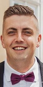  Außenansicht eines modernen Wohnhauses mit Terrasse