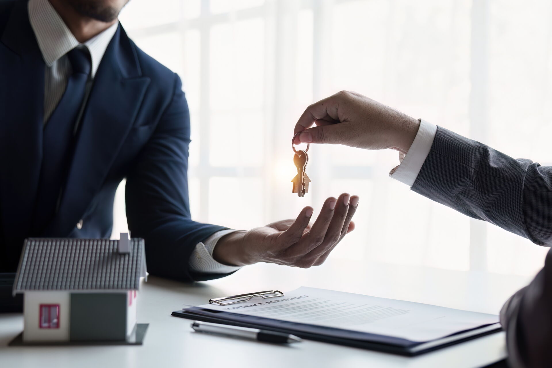 Symbolbild von Schlüsselübergabe nach Vertragsunterzeichnung.
