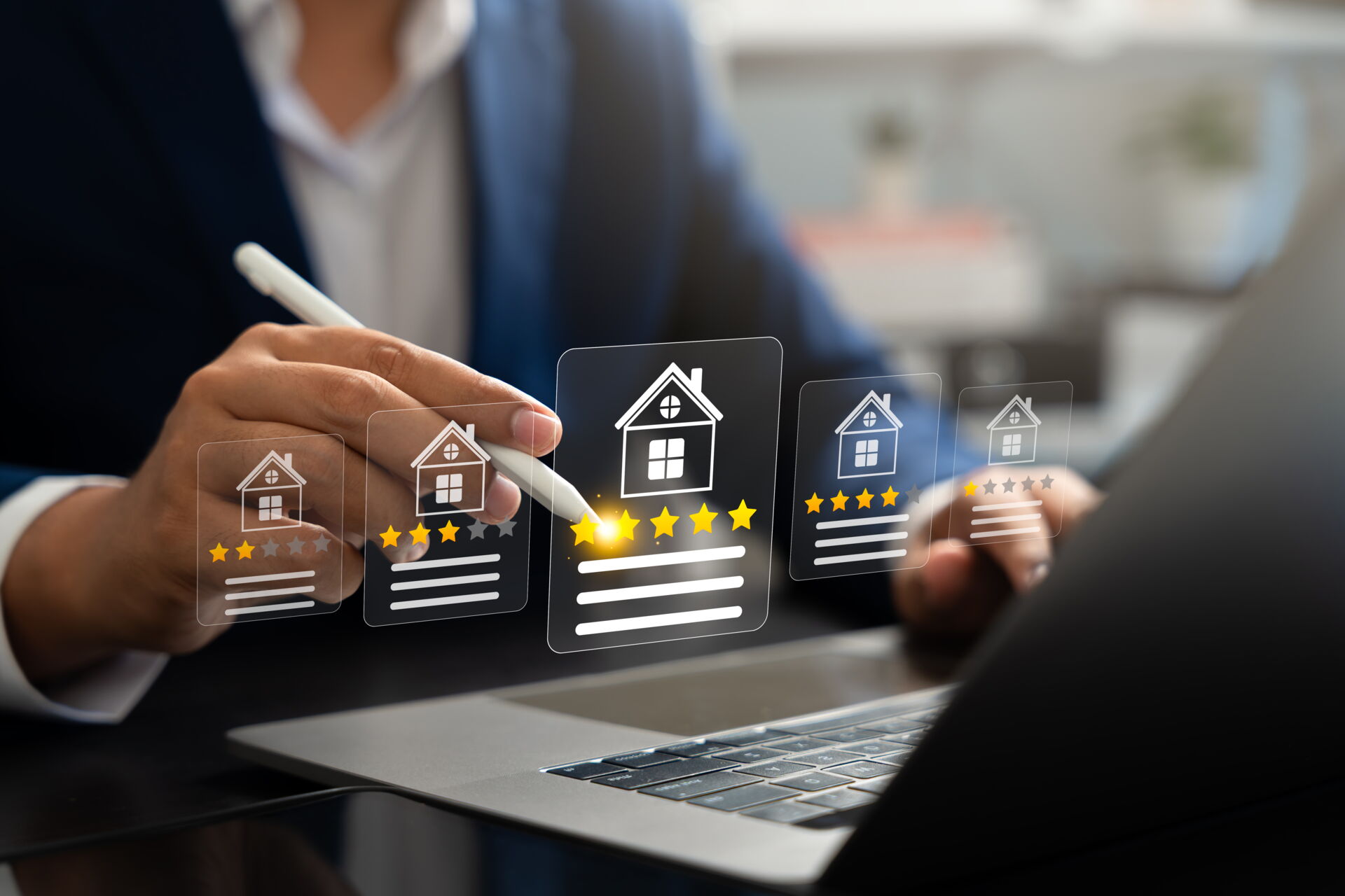 Symbolbild: Auswahl Sternen für Kundenbewertung - Person am Laptop.